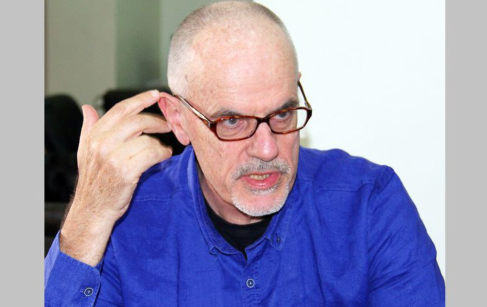 أجرت مسلم برس مقابلة مع تيم أندرسون، مؤلف كتاب "الحرب القذرة على سوريا"، لمناقشة دور "الخوذ البيضاء" والدعاية الحربية التي تم استخدامها ضد الحكومة السورية.